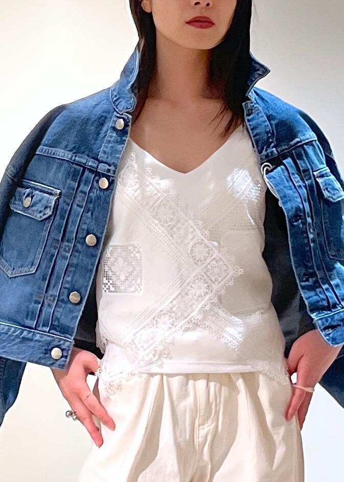 「redcardtokyo、デニムジャケット、デニム、ブルー、ホワイト、レース、ビスチェ、近江晒、カービーパンツ、オーガニックコットン、チェーンバッグ、クラッチバッグ、レザー、カーキ、Lafayette」|「SALON adam et rope'の【2WAY】レザースクエアチェーンクラッチショルダーバッグ(ショルダーバッグ、グリーン系)」を使った、michiruさん(レディース・156cm)の冬コーディネートの10枚目の写真