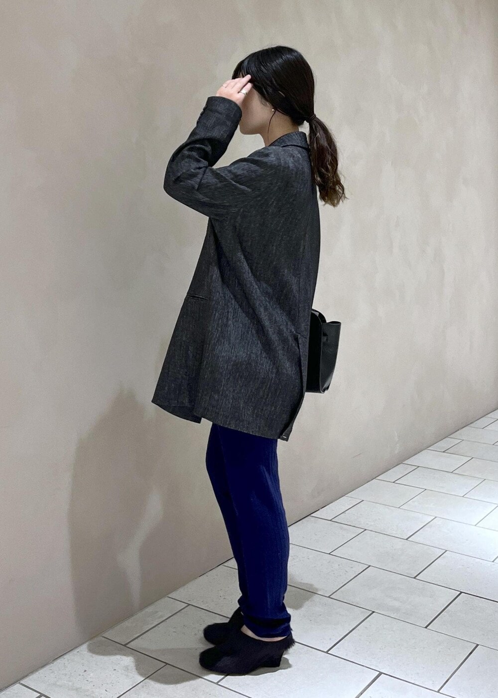 ブラック系のテーラードジャケット、ブラック系のハンドバッグ、ブラック系のその他シューズを着用したレディースの秋コーディネートの5枚目の写真