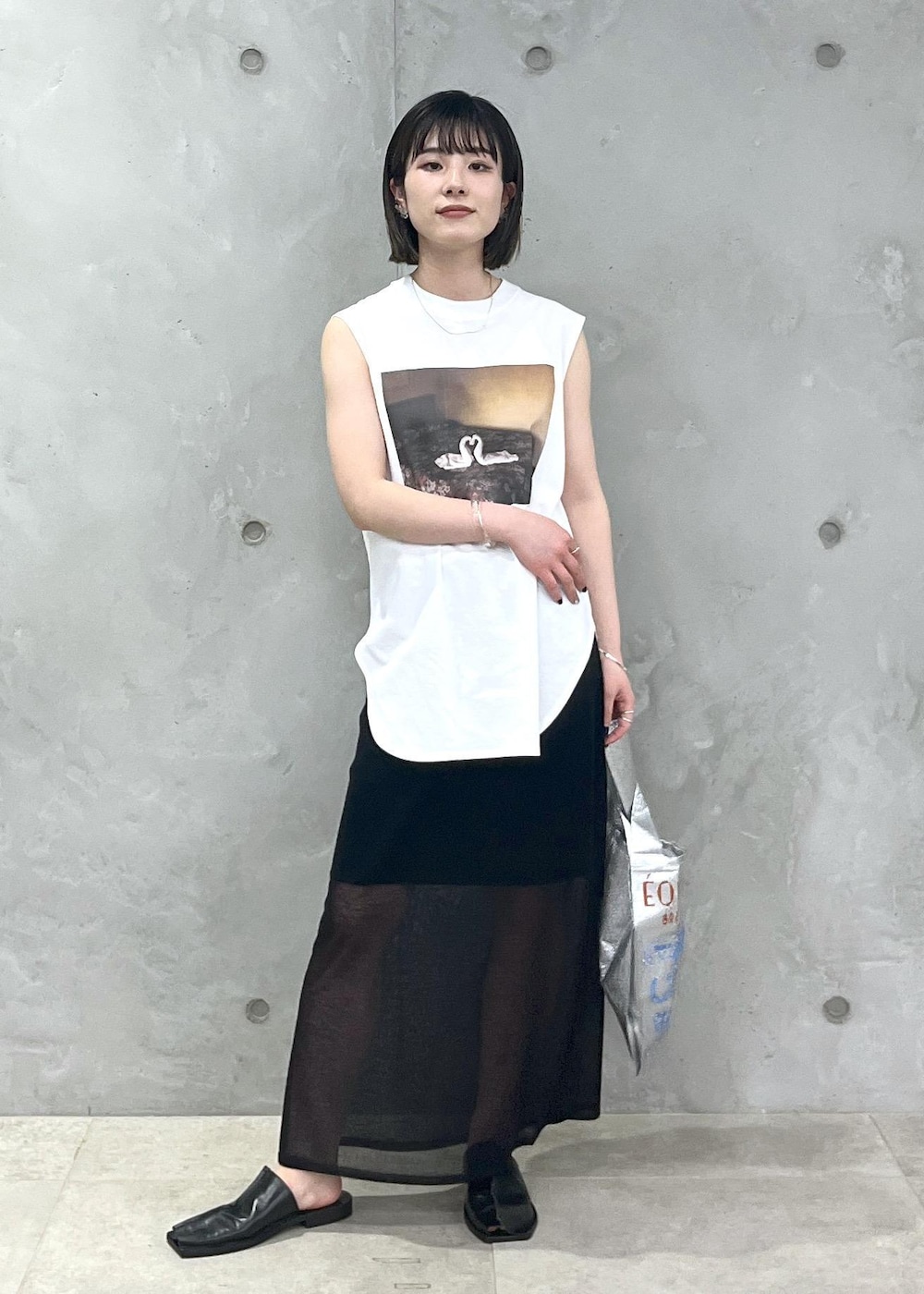 「Alec Soth、Tシャツ、シアー、Gabriela Coll Garments、BRIGITTE TANAKA × SALON、BRIGITTE TANAKA、ブリジットタナカ、シルバー、トートバッグ、ブラック、ホワイト、プルオーバー、ノースリーブ、スカート、タイトスカート」｜「SALON adam et rope'のシアーナローニットスカート【洗える】（スカート、ブラック系）」を使った、michiruさん（レディース・156cm）の春コーディネートの8枚目の写真