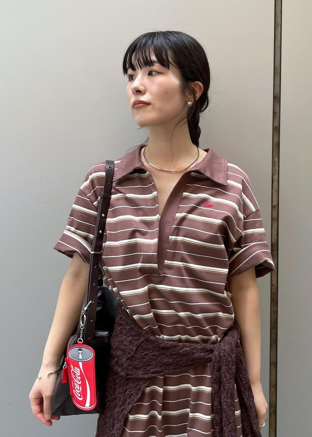 「スペシャルコレクション、ボーダー、ブラウン、レース、シアー、ダークブラウン、レザー、チャーム、初夏コーデ、夏コーデ、デートコーデ、お出かけコーデ、旅行コーデ、女子会コーデ、スポーツミックス」｜「SALON adam et rope'のレースシアートップス［ストレッチ］（その他トップス、ブラウン系）」を使った、michiruさん（レディース・156cm）の夏コーディネートの4枚目の写真
