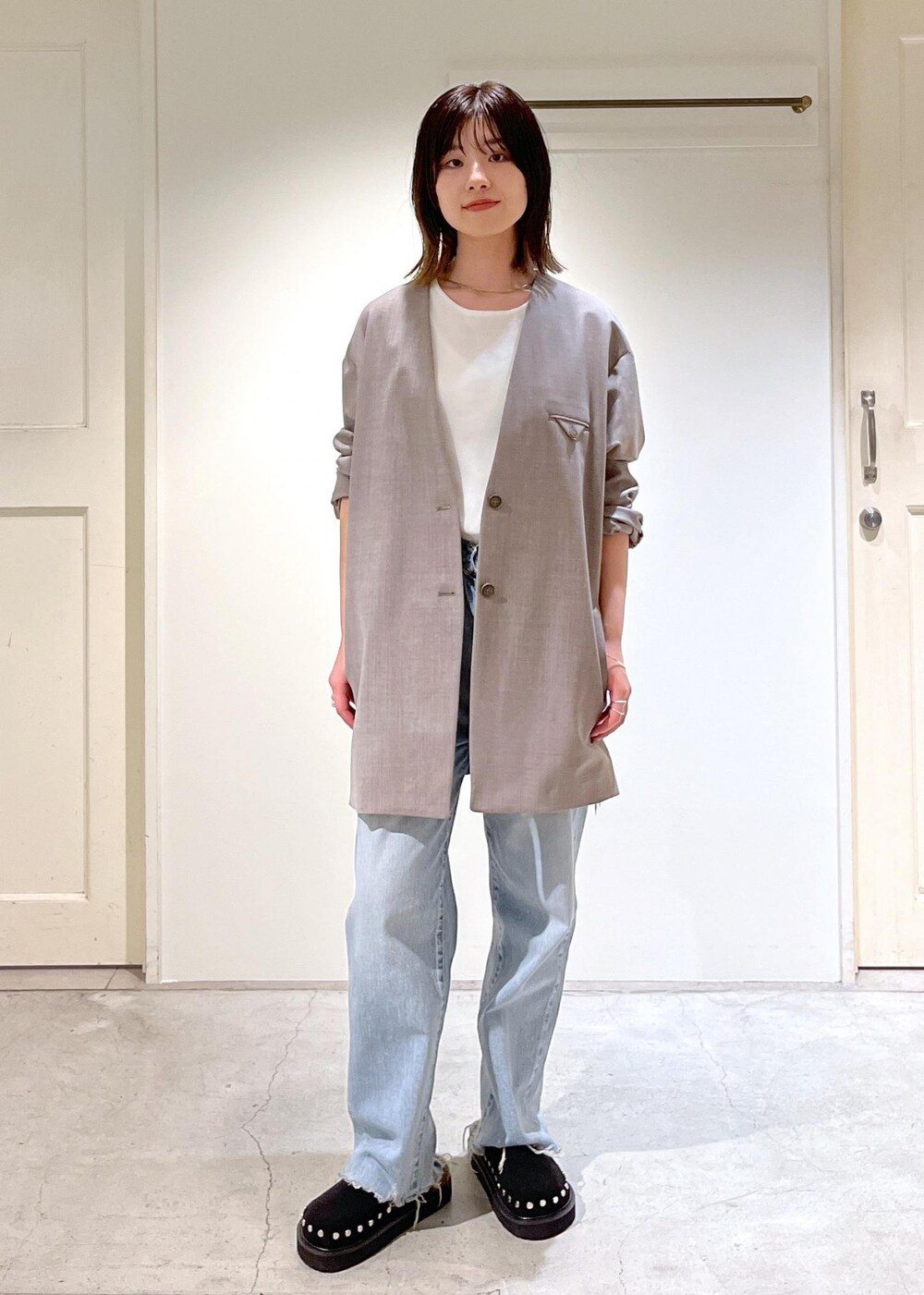 「新作、ホワイト、KURO for SALON、KURO、MOHI、サボ、グレー、チェーンバッグ、クラッチバッグ、ジャケット、オーバーサイズ、ノーカラー、ブルー、デニム、ブラック」|「SALON adam et rope'の【2WAY】レザースクエアチェーンクラッチショルダーバッグ(ショルダーバッグ、ブラック系)」を使った、michiruさん(レディース・156cm)の夏コーディネートの2枚目の写真