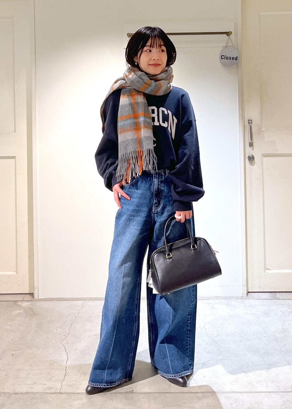 「Americana、スウェット、クロップド丈、プルオーバー、ロゴ、ネイビー、smile cotton、ハイネック、Tシャツ、ホワイト、インナー、デニム、バギーパンツ、ショートブーツ、REMME」｜「AULENTTIの【AULENTTI（オーレンティ）】DOLLAROボストンバッグ（ボストンバッグ、ブラック系）」を使った、michiruさん（レディース・156cm）の冬コーディネートの2枚目の写真
