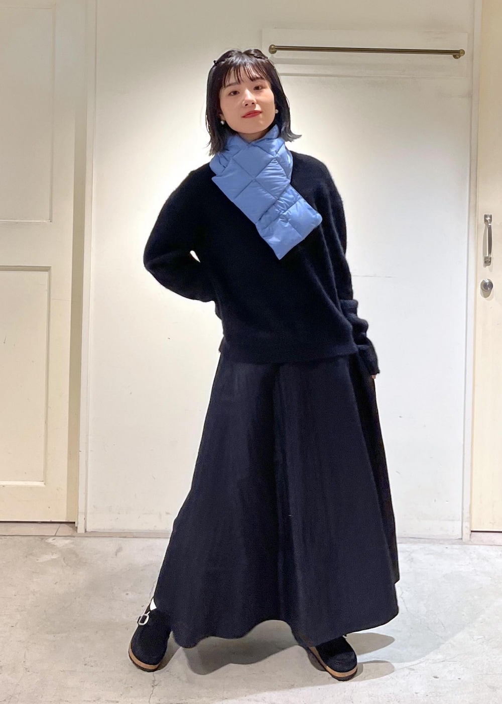 「フォックスウール、カシミヤ、スカート、フレアスカート、BIRKENSTOCK、ビルケンシュトック、マフラー、TAION、タイオン、ダウンマフラー、ブルー、ブラック、プルオーバー、ニット、サンダル」｜「SALON adam et rope'のフォックスカシミヤ混クルーネックニット（ニット/セーター、ブラック系）」を使った、michiruさん（レディース・156cm）の秋コーディネートの5枚目の写真