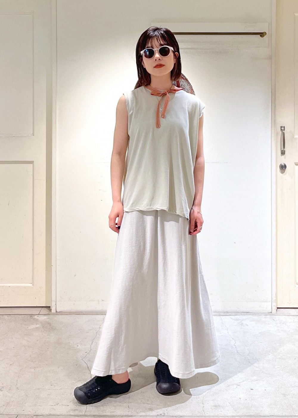 「GREYCHORD、SOFIE、グレー、HANNA、KEEN、SAN JUAN SANDAL 2、サンダル、La Maison de Lyllis、FONTANA、ハット、IZIPIZI、サングラス、ノースリーブ、スカート、ブラック」｜「KEENの【KEEN（キーン）】SAN JUAN SANDAL 2（サンダル、ブラック系）」を使った、michiruさん（レディース・156cm）の春コーディネートの4枚目の写真