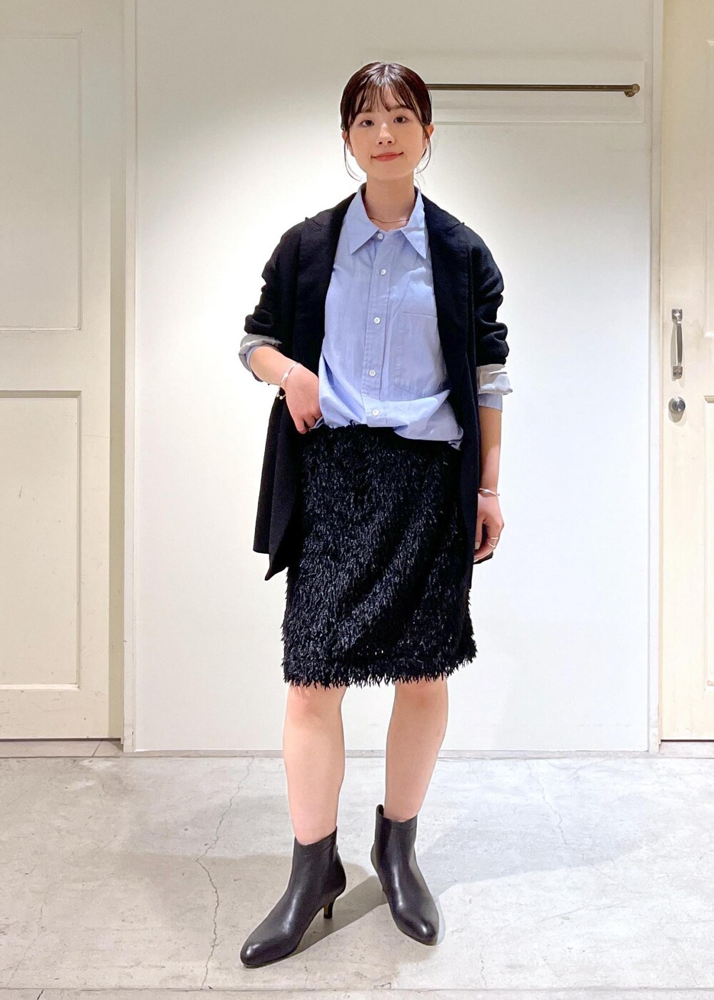 「新作、Americana for SALON、Americana、近江晒、ウール、フェザー、ミニバッグ、クラッチバッグ、REMME、ブラック、ジャケット、オーバーサイズ、ダブルボタン、ブルー、シャツ」|「SALON adam et rope'のフェザーレイヤードスカート/ミニスカート【洗える】(スカート、ブラック系)」を使った、michiruさん(レディース・156cm)の夏コーディネートの6枚目の写真