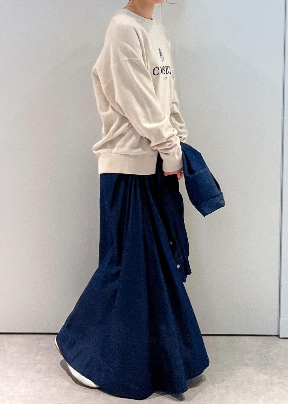 「CreamyCotton、クリーミーコットン、オーガニックコットン、プルオーバー、ホワイト、ロゴ、デニムシャツ、デニム、シャツ、アシンメトリー、ドレープスカート、ネイビー、porselli、ジャズシューズ、MAISON N.H PARIS」|「E.PORSELLIの【porselli(ポルセリ)】jazz shoes solid/ジャズシューズ(その他シューズ、ホワイト系)」を使った、michiruさん(レディース・156cm)の冬コーディネートの8枚目の写真