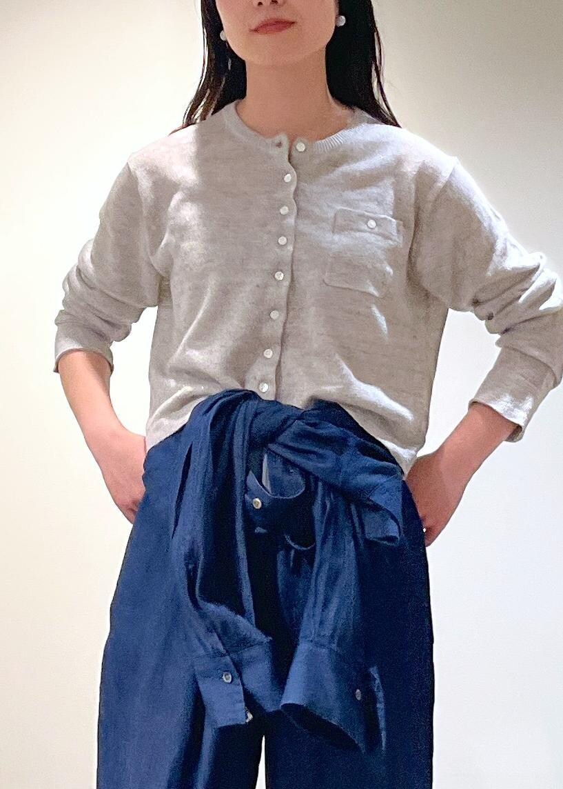 「スパークルリネン、グレー、デニム、adidas、SUPERSTAR82、heyep、ヘアバンド、初春コーデ、春コーデ、デートコーデ、お出かけコーデ、旅行コーデ、アウトドアコーデ、推し活コーデ、女子会コーデ」｜「SALON adam et rope'の［スパークルリネン］シアーラメニットクルーネックカーディガン（カーディガン/ボレロ、グレー系）」を使った、michiruさん（レディース・156cm）の春コーディネートの6枚目の写真