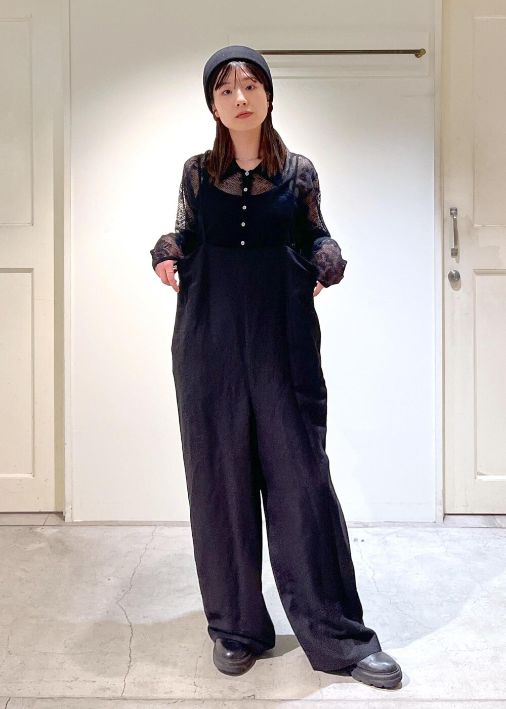 「シャツ、レース、シアー、モヘヤ、ブラック、サロペット、麻、レーヨン、La Maison de Lyllis、ウール、TEMBEA×Americana×SALON、グレー、初秋コーデ、秋コーデ、初冬コーデ」｜「AMERICANAの【Americana×TEMBEA×SALON】別注トートバッグ＆ポシェットセット（トートバッグ、グレー系）」を使った、michiruさん（レディース・156cm）の冬コーディネートの6枚目の写真