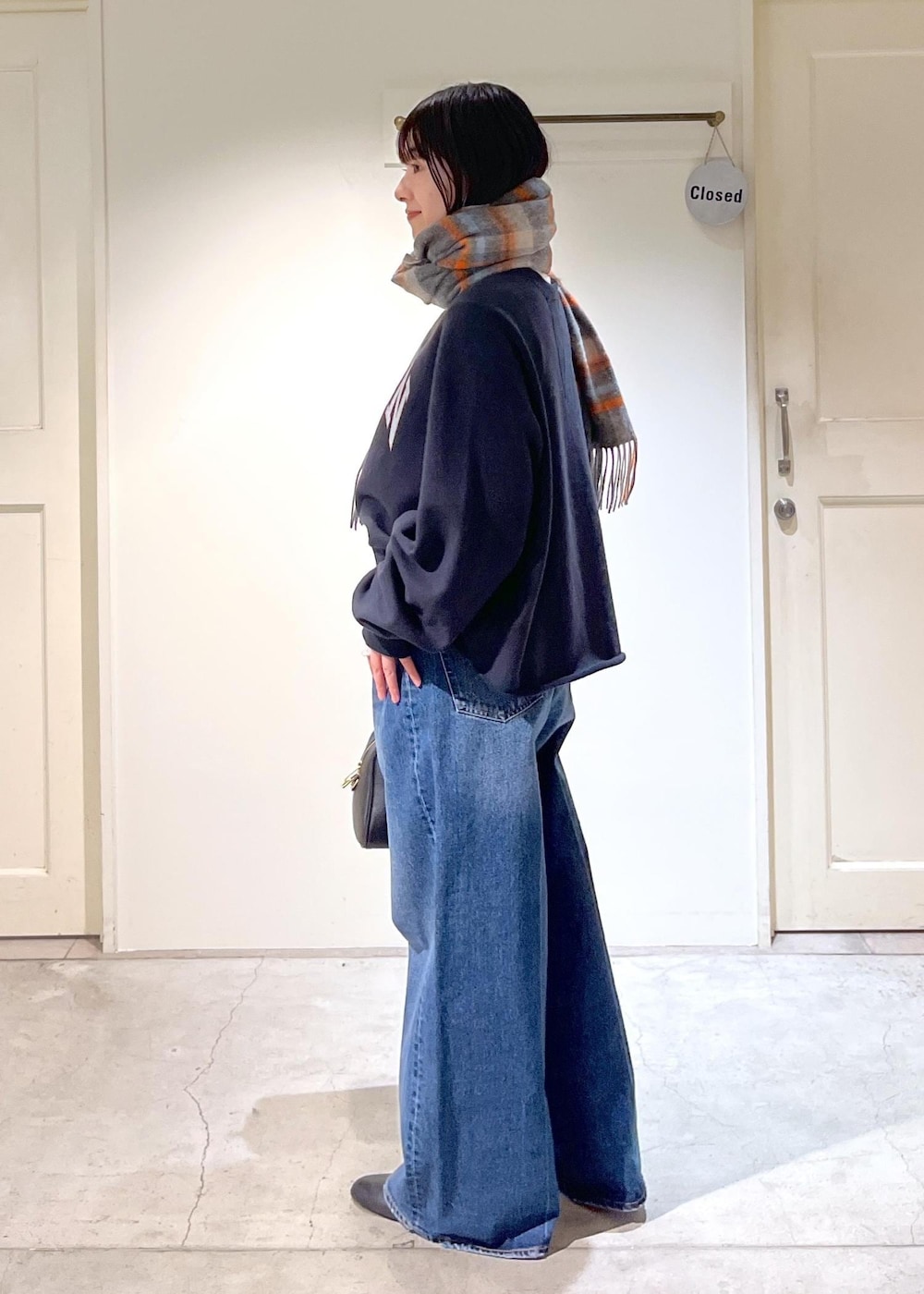 「Americana、スウェット、クロップド丈、プルオーバー、ロゴ、ネイビー、smile cotton、ハイネック、Tシャツ、ホワイト、インナー、デニム、バギーパンツ、ショートブーツ、REMME」｜「AULENTTIの【AULENTTI（オーレンティ）】DOLLAROボストンバッグ（ボストンバッグ、ブラック系）」を使った、michiruさん（レディース・156cm）の冬コーディネートの4枚目の写真