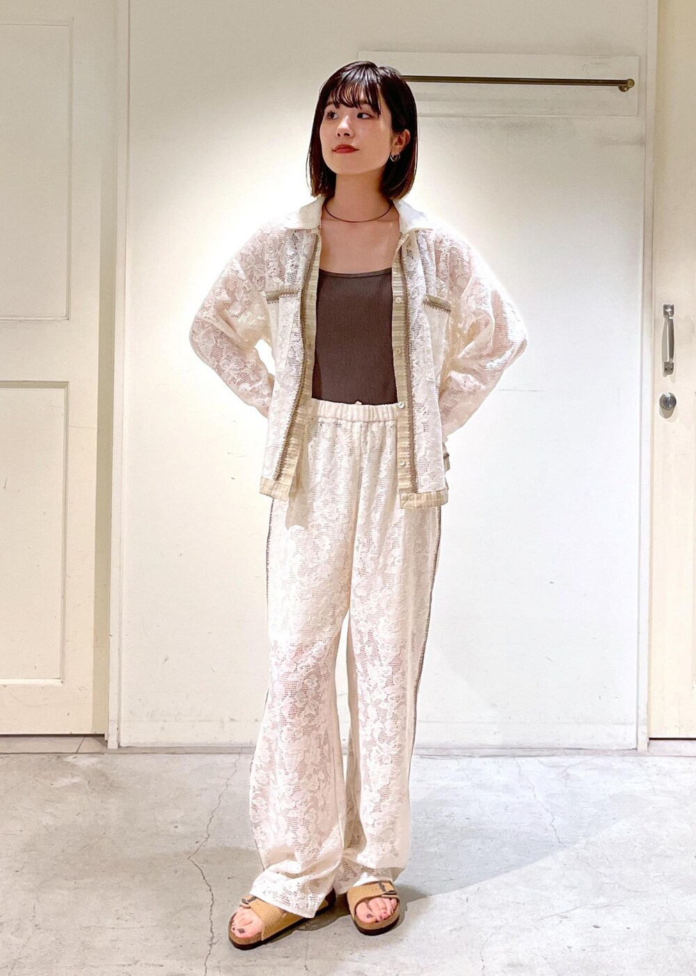 「オーガニックコットン、ジャケット、シャツ、KINAN、タンクトップ、カーキ、BIRKENSTOCK、Arizona VL Dotted、Alec Soth、トートバッグ、ホワイト、ベージュ、パンツ、レース、サンダル」|「SALON adam et rope'のKINANファームリーリブタンクトップ(タンクトップ、グリーン系)」を使った、michiruさん(レディース・156cm)の春コーディネートの5枚目の写真