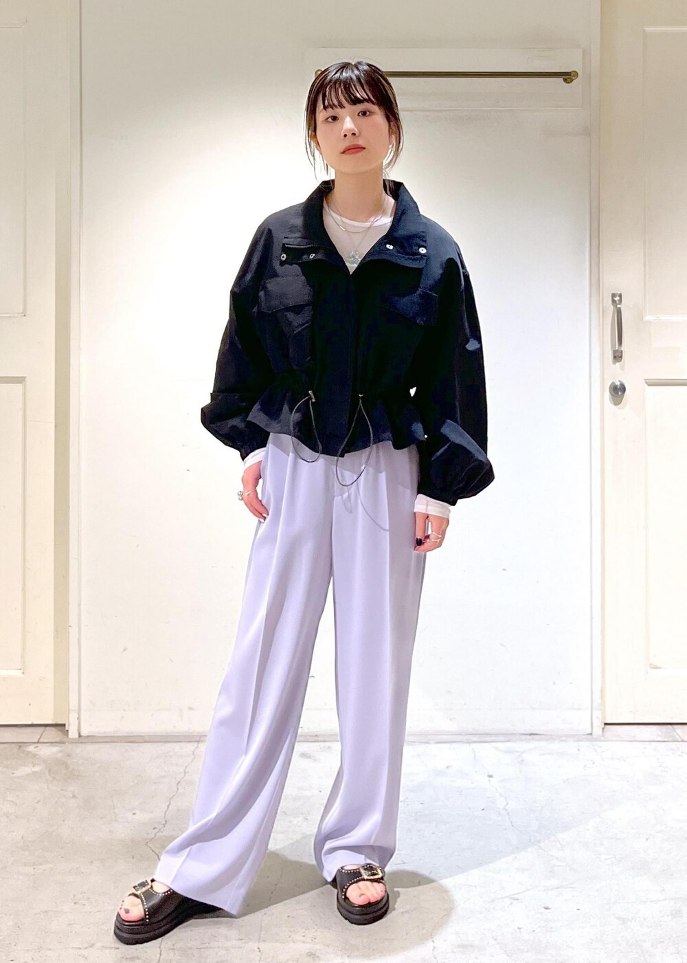 「ブルゾン、シアー、Tシャツ、スラックス、MOHI、別注、ショルダーバック、トートバッグ、アメリカーナ、ブラック、パンツ、ラベンダー、サンダル、厚底、サロンアダムエロペ」｜「SALON adam et rope'のシアークルーネックプルオーバー（Tシャツ/カットソー、ホワイト系）」を使った、michiruさん（レディース・156cm）の冬コーディネートの9枚目の写真