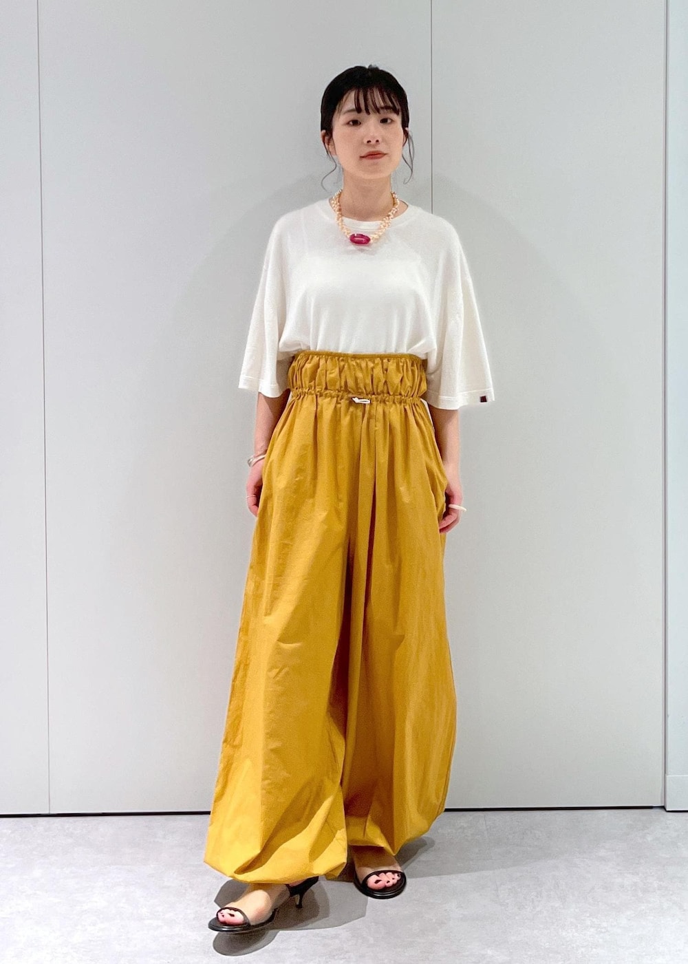 「Baserange、ワイドパンツ、キャメル、BRENTELLA、ミュール、メッシュ、オフホワイト、ナップサック、リュック、extreme cashmere、Tシャツ、Raponesa General Store、ネックレス、パール、初春コーデ」｜「SALON adam et rope'のナップサック（トートバッグ、ホワイト系）」を使った、michiruさん（レディース・156cm）の冬コーディネートの9枚目の写真