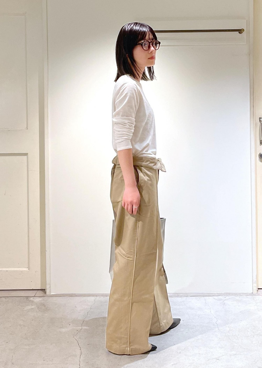 「新作、2way、クラッシュベロア、ロンT、Americana for SALON、Americana、TEMBEA×Americana×SALON、TEMBEA、ポシェット、グレー、ホワイト、プルオーバー、長袖、Tシャツ、ベージュ」｜「SALON adam et rope'のクラッシュベロア2WAYロングスリーブTシャツ【セットアップ対応・洗える】（Tシャツ/カットソー、ホワイト系）」を使った、michiruさん（レディース・156cm）の秋コーディネートの7枚目の写真