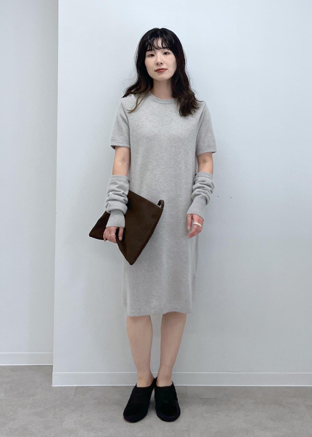 ブラウン系のショルダーバッグ、ベージュ系のワンピース、ブラック系のその他シューズを着用したレディースの秋コーディネートの2枚目の写真