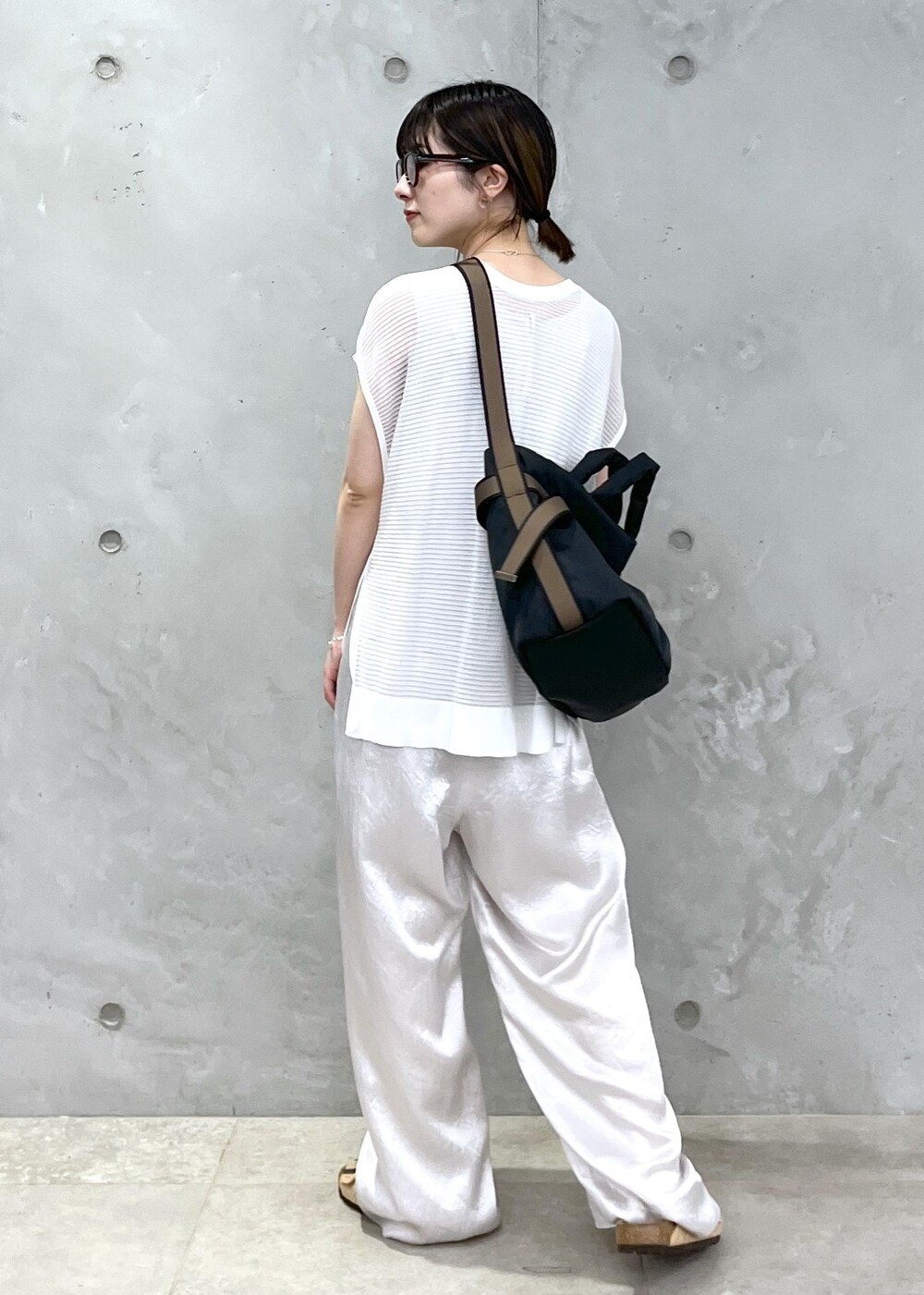 「シアー、プルオーバー、オールインワン、BIRKENSTOCK、Arizona VL Dotted、OUTDOOR PRODUCTS for SALON、OUTDOOR PRODUCTS、別注、トートバッグ、サロンアダムエロペ、24SS春の新作、24SS予約、24SS夏の新作、骨格ウェーブ、ブルべ」｜「SALON adam et rope'のシアーメッシュ2WAYプルオーバー【洗える】（ニット/セーター、ホワイト系）」を使った、michiruさん（レディース・156cm）の春コーディネートの5枚目の写真