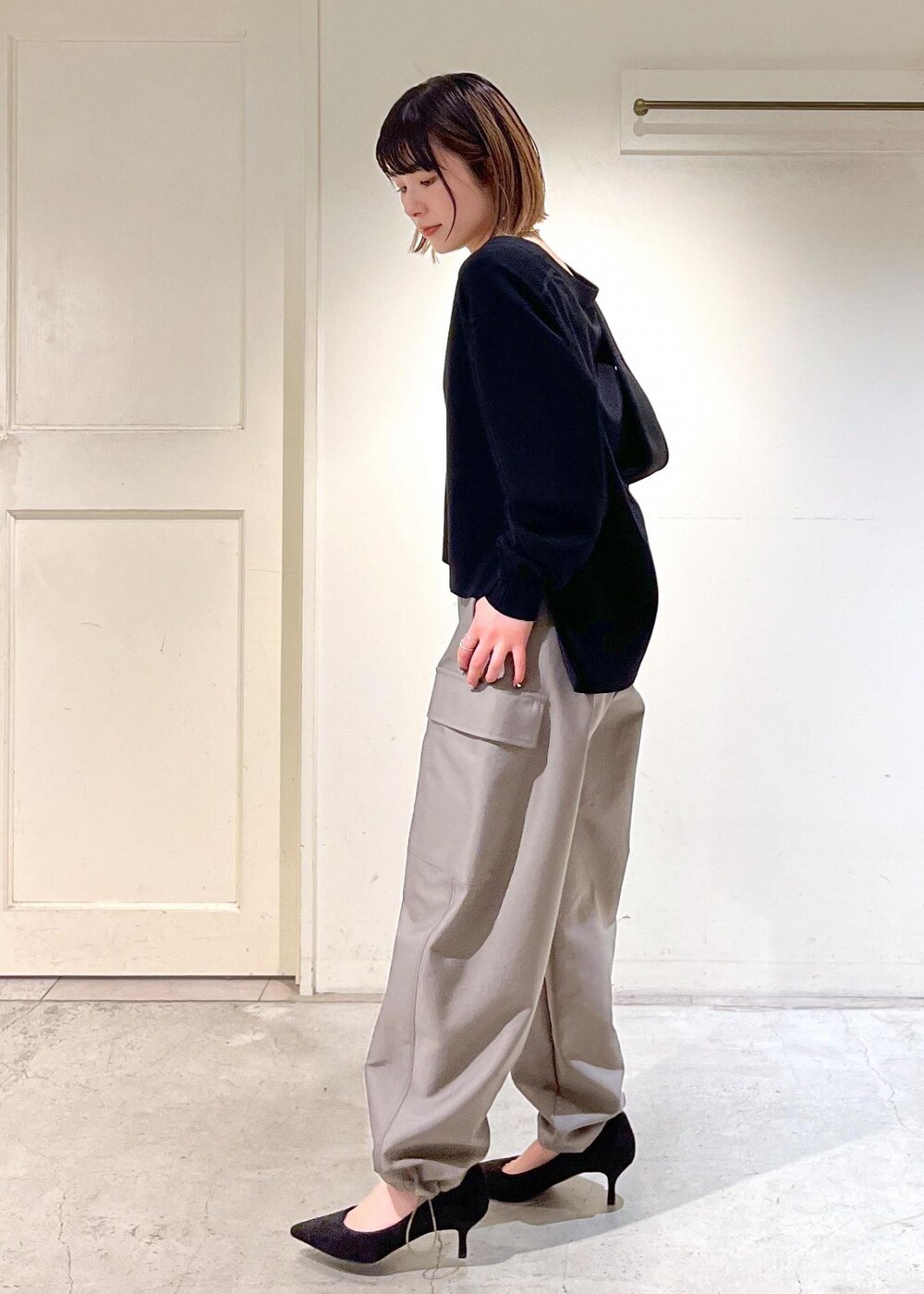 「Ｖネック、金ボタン、カーゴパンツ、グレー、撥水加工、ハンドバッグ、ブラック、カーディガン、パンツ、パンプス、サロンアダムエロペ、SALON adam et ropé、24SS春の新作、低身長、骨格ウェーブ」｜「SALON adam et rope'のカービーカーゴパンツ【撥水加工・洗える】（カーゴパンツ、グレー系）」を使った、michiruさん（レディース・156cm）の春コーディネートの8枚目の写真