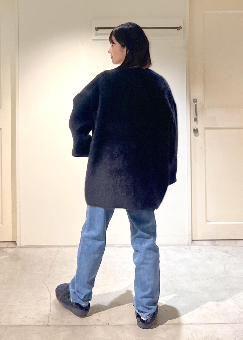 「フォックスカシミヤ、アウター、ブラック、Tシャツ、ベロア、シアー、ホワイト、レース、フラワー、RED CARD TOKYO、デニム、SUBU、スリッポン、秋コーデ、初冬コーデ」｜「SALON adam et rope'のフォックスカシミヤノーカラーブルゾン（ブルゾン、ブラック系）」を使った、michiruさん（レディース・156cm）の冬コーディネートの6枚目の写真