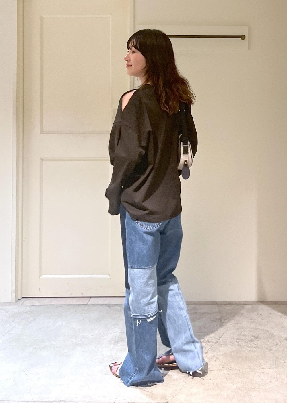 「Baserange、PIN LONG SLEEVE TEE、デニム、COTTON USA、Brady、COLNE MINI、初春コーデ、春コーデ、デートコーデ、お出かけコーデ、旅行コーデ、アウトドアコーデ、推し活コーデ、女子会コーデ、大人カジュアル」｜「SALON adam et rope'のナローストラップサンダル（サンダル、その他）」を使った、michiruさん（レディース・156cm）の春コーディネートの5枚目の写真