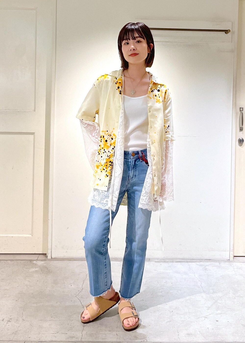 「SUKU HOME、ルームウェア、パジャマ、ナイトウェア、ジャケット、KINAN、タンクトップ、RED CARD TOKYO、Marmalade Ankle、BIRKENSTOCK、Arizona VL Dotted、kokyo、ミニバッグ、シルバー、messy weekend」|「SALON adam et rope'のスカラップレースジャケット/ガウン カーディガン(ノーカラージャケット、ホワイト系)」を使った、michiruさん(レディース・156cm)の春コーディネートの5枚目の写真
