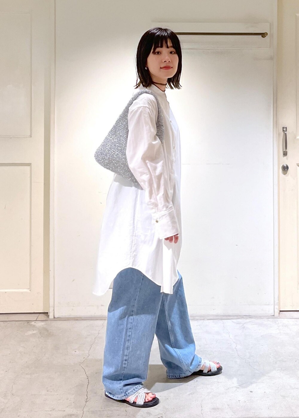「audrey hepburn、audrey hepburn collection by jun、オードリー・ヘプバーン、オードリー・ヘプバーンコレクションバイジュン、RED CARD TOKYO、レッドカートーキョー、DAKOTA、P.NINA、VINILO、シルバー、ミニバッグ、ラメ、ハンドバッグ、ホワイト、シャツ」｜「SALON adam et rope'のラメワンハンドルミニバッグ（ハンドバッグ、シルバー系）」を使った、michiruさん（レディース・156cm）の夏コーディネートの5枚目の写真