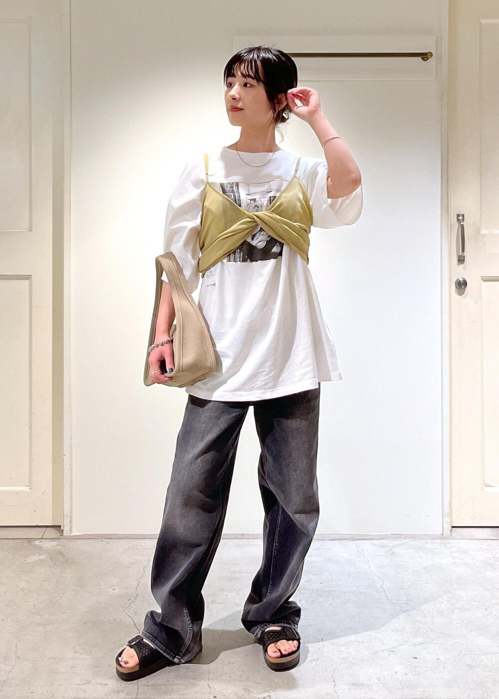 「audrey hepburn、audrey hepburn collection by jun、オードリー・ヘプバーン、オードリー・ヘプバーンコレクションバイジュン、nu=layer、healthy denim、ヘルシーデニム、BIRKENSTOCK、Arizona Platform Flex Mesh、Pink Pepper、ホワイト、ベージュ、Tシャツ、イエロー、プリント」｜「SALON adam et rope'のジャガードワンハンドルバッグ（ハンドバッグ、ベージュ系）」を使った、michiruさん（レディース・156cm）の夏コーディネートの2枚目の写真