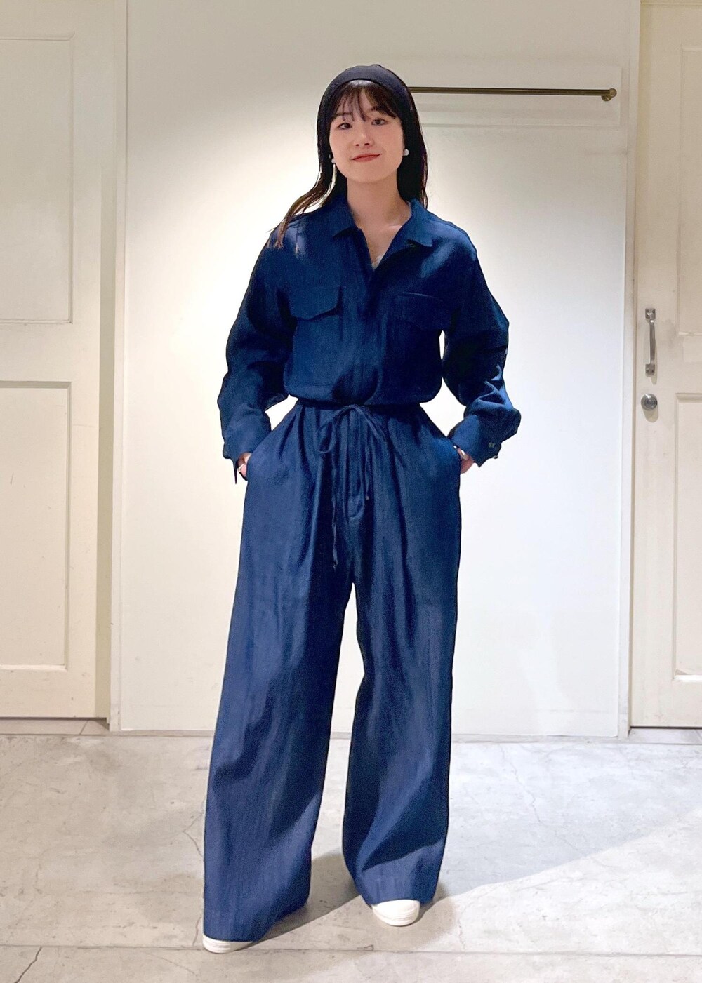 「スパークルリネン、グレー、デニム、adidas、SUPERSTAR82、heyep、ヘアバンド、初春コーデ、春コーデ、デートコーデ、お出かけコーデ、旅行コーデ、アウトドアコーデ、推し活コーデ、女子会コーデ」｜「SALON adam et rope'の［スパークルリネン］シアーラメニットクルーネックカーディガン（カーディガン/ボレロ、グレー系）」を使った、michiruさん（レディース・156cm）の春コーディネートの7枚目の写真