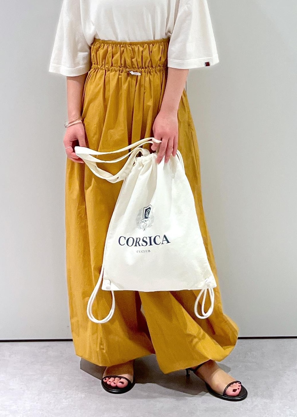 「Baserange、ワイドパンツ、キャメル、BRENTELLA、ミュール、メッシュ、オフホワイト、ナップサック、リュック、extreme cashmere、Tシャツ、Raponesa General Store、ネックレス、パール、初春コーデ」｜「SALON adam et rope'のナップサック（トートバッグ、ホワイト系）」を使った、michiruさん（レディース・156cm）の冬コーディネートの10枚目の写真