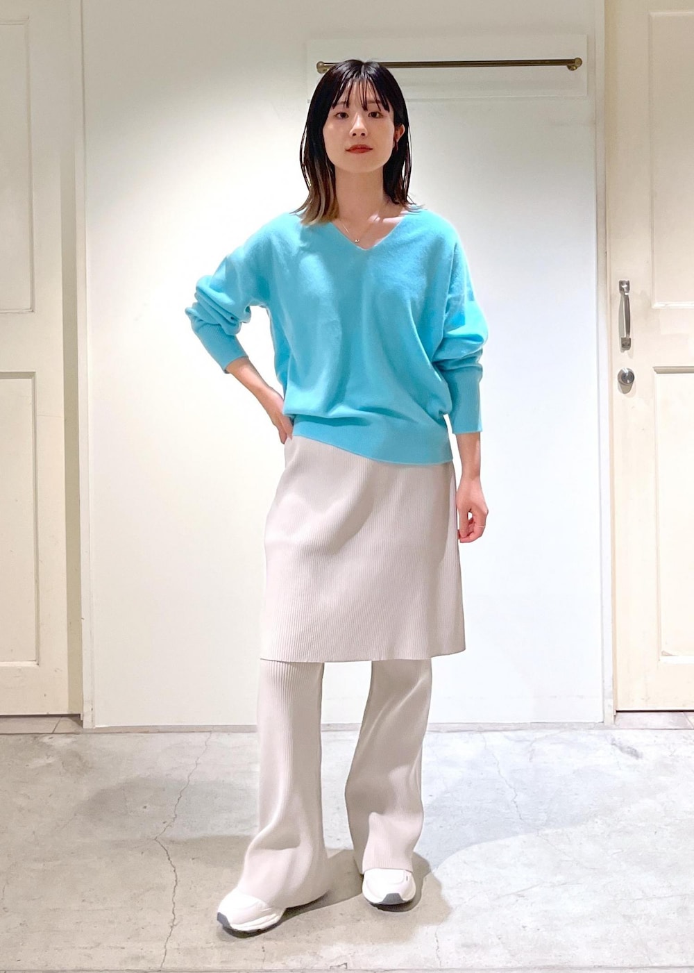 「カシミヤ、ニット、プルオーバー、Ｖネック、サックス、リブ、パンツ、レギンス、ライトグレー、MOONSTAR、810s、ホワイト、TRASDEN、レザー、秋コーデ」｜「SALON adam et rope'の【追加】レザーボックスショルダーバッグ（ショルダーバッグ、グレー系）」を使った、michiruさん（レディース・156cm）の秋コーディネートの6枚目の写真
