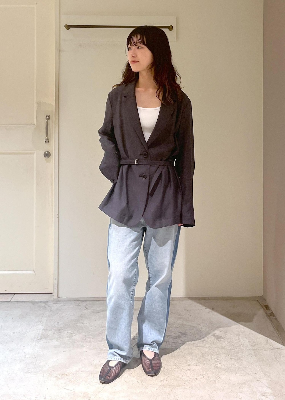 「羽織、チャコール、プリマベール、インナー、ホワイト、KURO for SALON、デニム、OPTIMA、REMME、Brady、ミニバッグ、ELY、初春コーデ、春コーデ、お仕事コーデ」|「REMMEの【REMME(レメ)】メッシュフラットシューズ(パンプス、ブラック系)」を使った、michiruさん(レディース・156cm)の春コーディネートの8枚目の写真