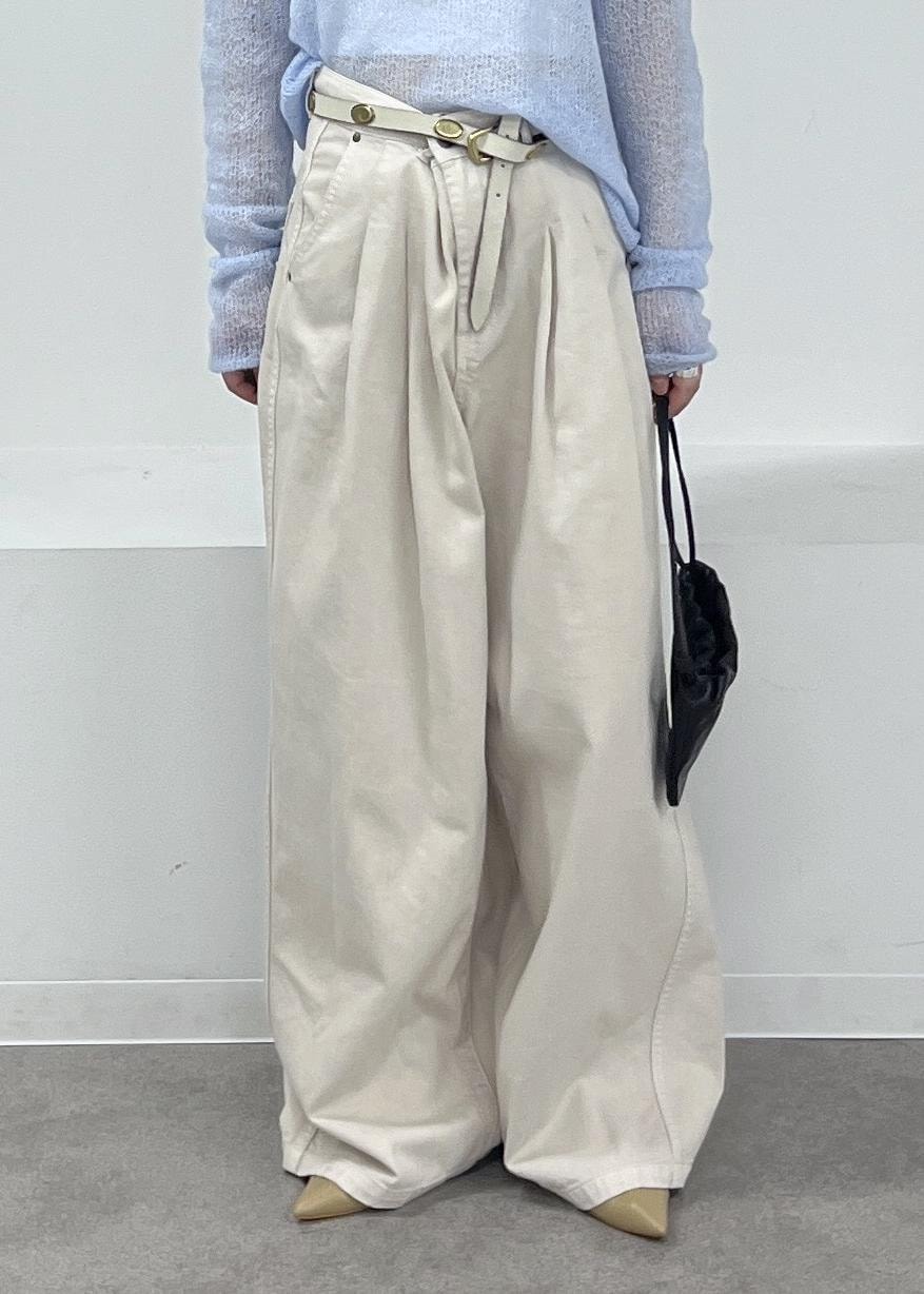 ホワイト系のデニムパンツ、ブルー系のニット/セーター、ベージュ系のパンプスを着用したレディースの冬コーディネートの9枚目の写真