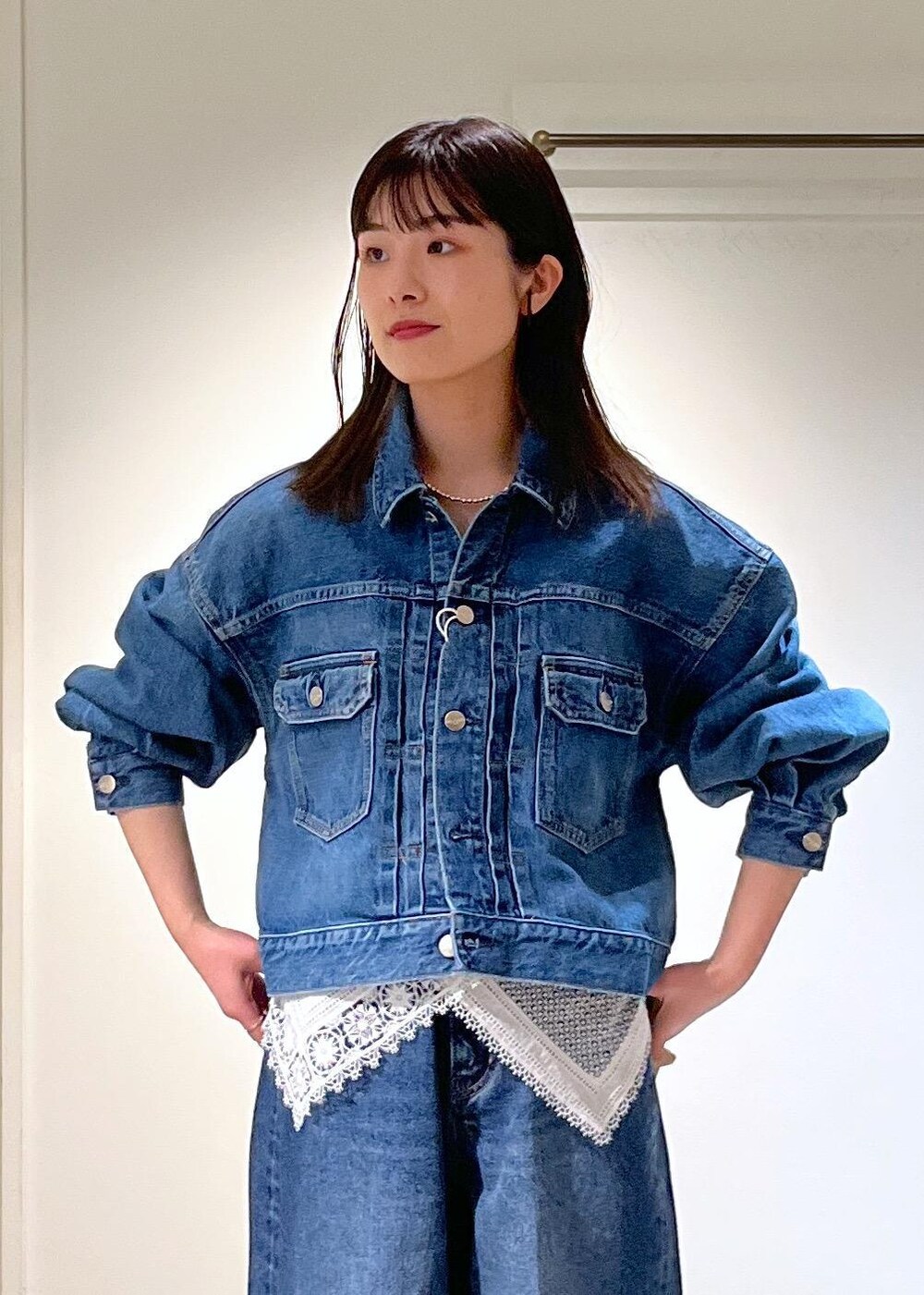 「redcardtokyo、デニムジャケット、デニム、ブルー、レース、ホワイト、バギーパンツ、AULENTTI、ショルダーバッグ、レザー、ベージュ、ERICKA NICOLAS BEGAY、シルバー、Lafayette、初春コーデ」｜「AULENTTIの【AULENTTI（オーレンティ）】DOLLAROボストンバッグ（ボストンバッグ、ベージュ系）」を使った、michiruさん（レディース・156cm）の冬コーディネートの7枚目の写真