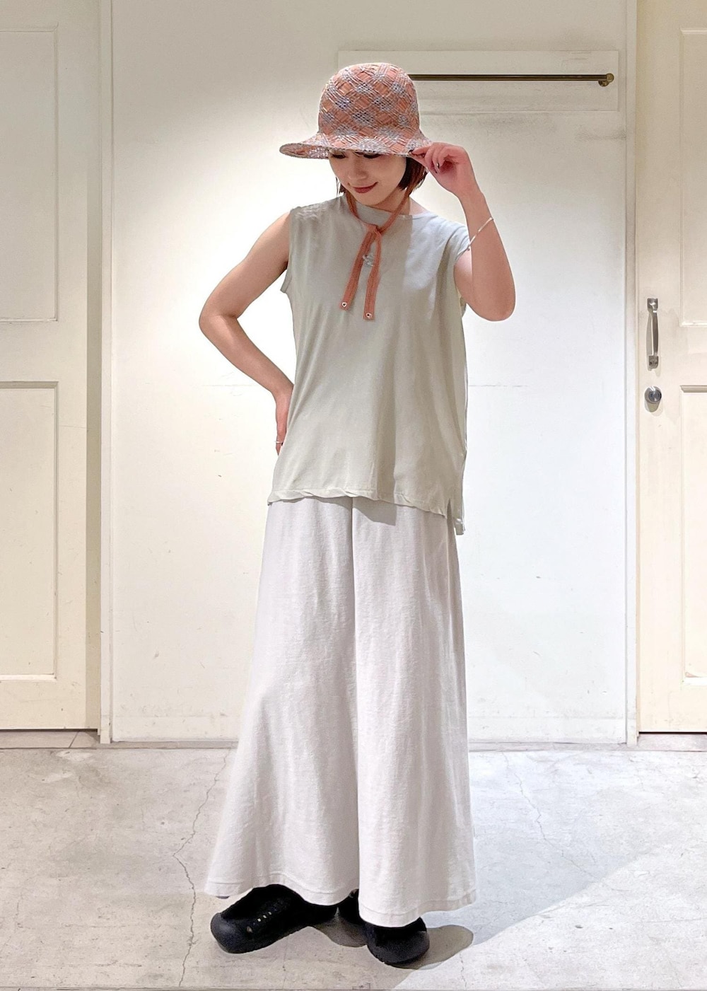 「GREYCHORD、SOFIE、グレー、HANNA、KEEN、SAN JUAN SANDAL 2、サンダル、La Maison de Lyllis、FONTANA、ハット、IZIPIZI、サングラス、ノースリーブ、スカート、ブラック」｜「KEENの【KEEN（キーン）】SAN JUAN SANDAL 2（サンダル、ブラック系）」を使った、michiruさん（レディース・156cm）の春コーディネートの9枚目の写真