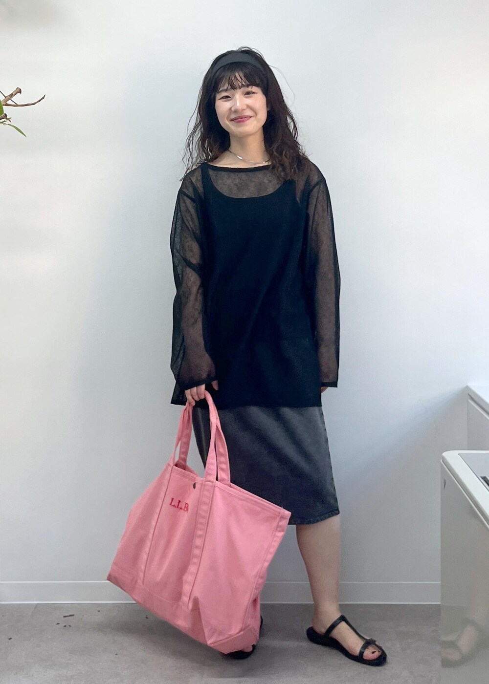「シアー、リネン、プリマベール、ガーメント、MOHI、L.L.Bean、L.L.Bean for SALON、グロサリートート、初夏コーデ、夏コーデ、デートコーデ、お出かけコーデ、旅行コーデ、推し活コーデ、女子会コーデ」|「MOHIの【MOHI(モヒ)】サンダル(サンダル、ブラック系)」を使った、michiruさん(レディース・156cm)の春コーディネートの2枚目の写真
