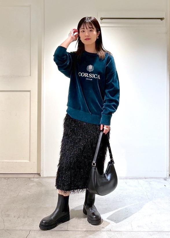 「CreamyCotton、クリーミーコットン、プルオーバー、オーガニックコットン、グリーン、COUTURE D'ADAM、フェザー、ブラック、REMME、チェルシーブーツ、レザー、BRENTELLA、バッグ、初春コーデ、秋コーデ」｜「REMMEの【REMME（レメ）】クラシックチェルシーブーツ（ブーツ、ブラック系）」を使った、michiruさん（レディース・156cm）の冬コーディネートの3枚目の写真