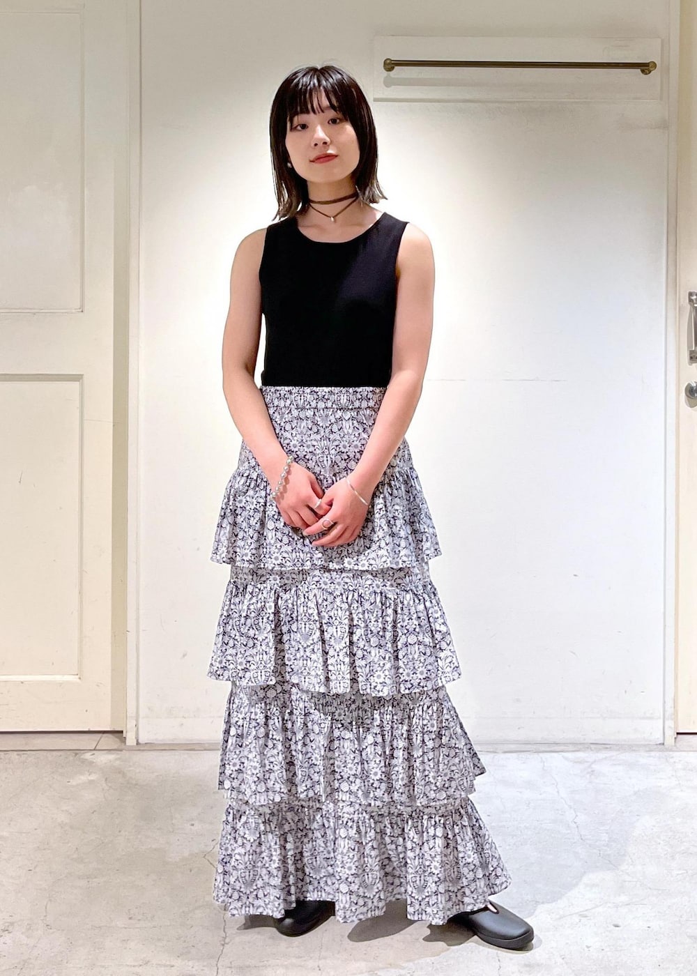「シアー、LIBERTY、P.NINA、MOONSTAR FINE VULCANIZED、LITE PRIM ST、ブラック、ノースリーブ、ロング、ウエストゴム、ティアードスカート、春コーデ、初夏コーデ、夏コーデ、デートコーデ、お出かけコーデ」｜「SALON adam et rope'の[24SS]LIBERTY（リバティ）プリントティアードスカート【洗える】（スカート、ブラック系）」を使った、michiruさん（レディース・156cm）の夏コーディネートの8枚目の写真