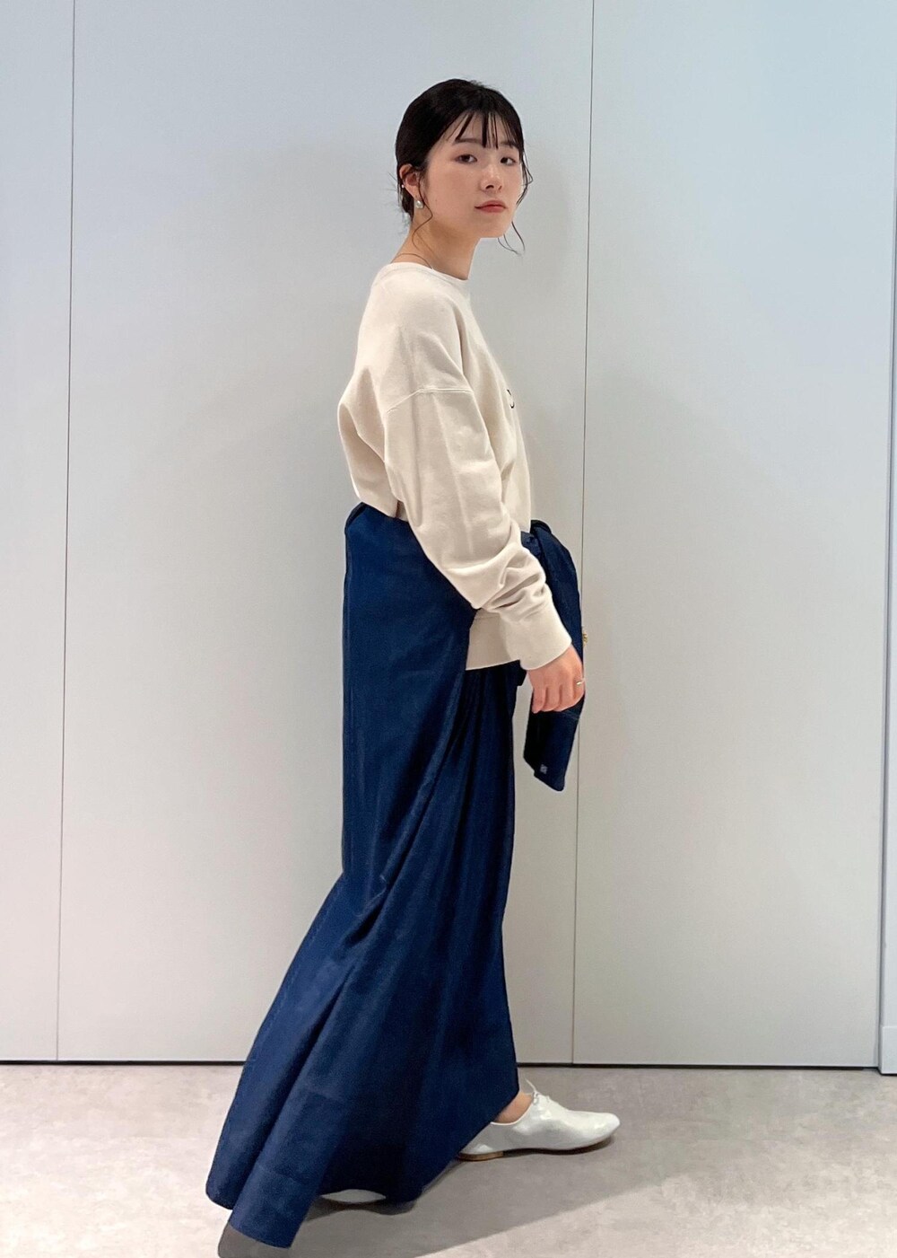 「CreamyCotton、クリーミーコットン、オーガニックコットン、プルオーバー、ホワイト、ロゴ、デニムシャツ、デニム、シャツ、アシンメトリー、ドレープスカート、ネイビー、porselli、ジャズシューズ、MAISON N.H PARIS」|「E.PORSELLIの【porselli(ポルセリ)】jazz shoes solid/ジャズシューズ(その他シューズ、ホワイト系)」を使った、michiruさん(レディース・156cm)の冬コーディネートの4枚目の写真