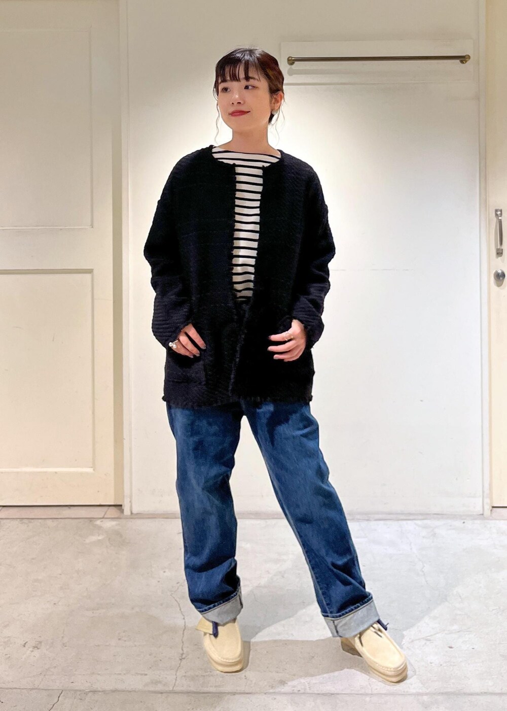 「23AW秋の新作、骨格ウェーブ、ブルベ、低身長、サロンアダムエロペ、John Branigan、SAINT JAMES、KURO、Clarks、Americana、SALON adam et ropé、ボーダー、デニム、シンプルコーデ、きれいめカジュアル」｜「John braniganの【John Branigan（ジョンブラニガン）】フリンジノーカラージャケット（ノーカラージャケット、ブラック系）」を使った、michiruさん（レディース・156cm）の秋コーディネートの4枚目の写真