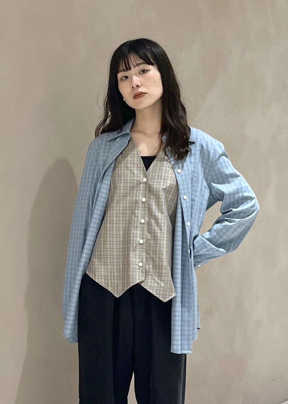 ブラック系のその他パンツ、ブラック系のショルダーバッグ、ブルー系のシャツ/ブラウスを着用したレディースの秋コーディネートの8枚目の写真