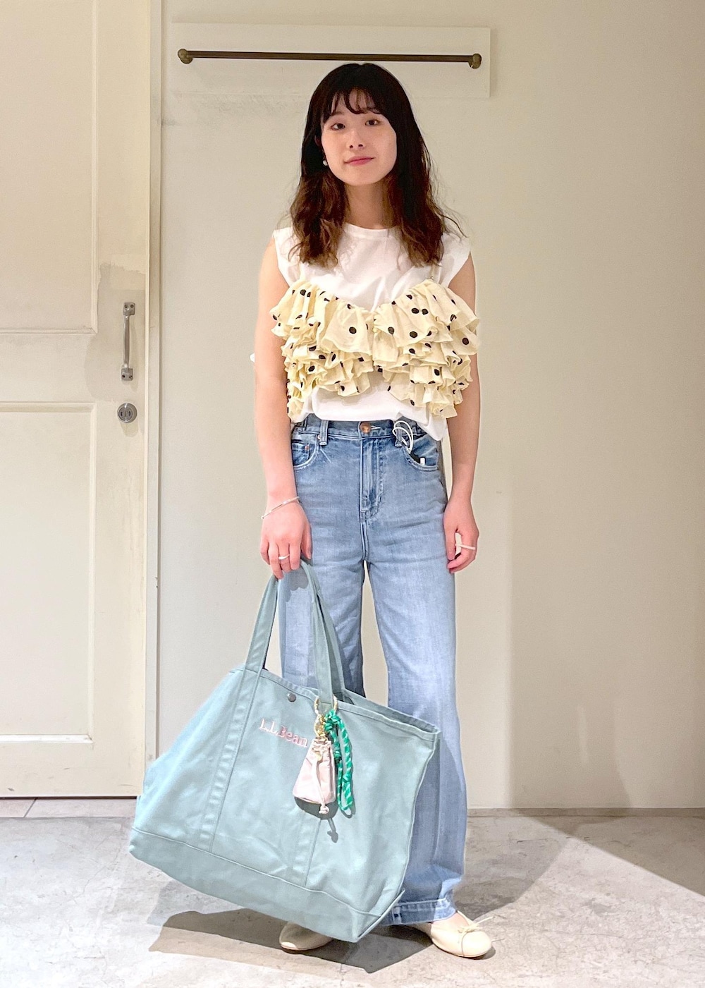 「プリマベール、RED CARD TOKYO for SALON、RED CARD TOKYO、デニム、easy SLOGAN、porselli、L.L.Bean for SALON、グロサリートート、マザーズバッグ、旅行バッグ、チャーム、2025JUNPRESS対象商品、crinkle crinkle crinkle、クリンクルクリンクルクリンクル、キャミソール」｜「SALON adam et rope'のプリマベールショルダータックノースリーブプルオーバー［UVケア・洗える］（Tシャツ/カットソー、ホワイト系）」を使った、michiruさん（レディース・156cm）の春コーディネートの2枚目の写真