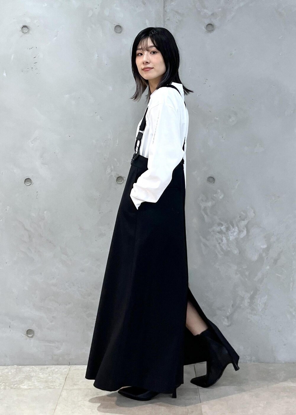 「Jean Cocteau、ジャン・コクトー、Tシャツ、プリントTシャツ、ホワイト、サスペンダー、トラペーズスカート、ブラック、helen Moore、ミニバッグ、ファー、ベージュ、秋コーデ、初冬コーデ、デートコーデ」｜「HELEN MOOREの【helen Moore】Detachable Gold（ハンドバッグ、ブラウン系）」を使った、michiruさん（レディース・156cm）の秋コーディネートの5枚目の写真