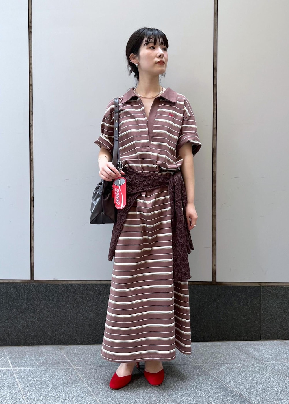 「スペシャルコレクション、ボーダー、ブラウン、レース、シアー、ダークブラウン、レザー、チャーム、初夏コーデ、夏コーデ、デートコーデ、お出かけコーデ、旅行コーデ、女子会コーデ、スポーツミックス」｜「SALON adam et rope'のレースシアートップス［ストレッチ］（その他トップス、ブラウン系）」を使った、michiruさん（レディース・156cm）の夏コーディネートの2枚目の写真