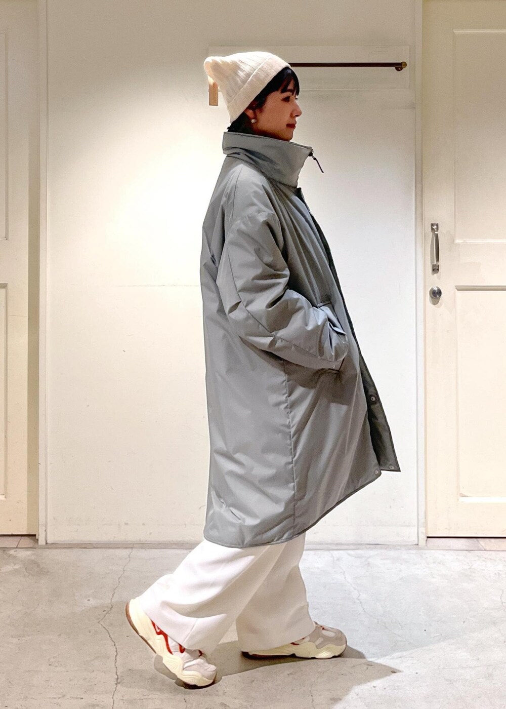 「DESCENTE、デサント、アウター、シルバー、ボーダー、Tシャツ、ハイウエスト、SALE、William Brunton、ウイリアムブラントン、ニット帽、スニーカー、ホワイト、パンツ、サロンアダムエロペ」|「SALON adam et rope'の【WEB限定】ポンチワイドボーダーロングスリーブビッグTシャツ(Tシャツ/カットソー、ブラック系)」を使った、michiruさん(レディース・156cm)の冬コーディネートの7枚目の写真