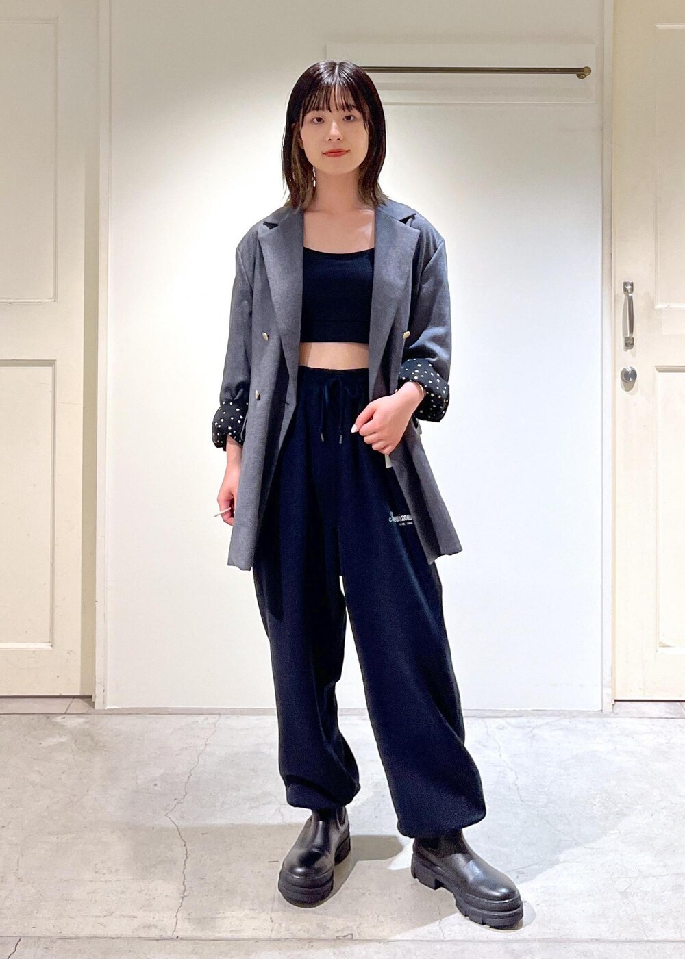 「新作、Americana for SALON、Americana、スウェット、トートバッグ、R&D.M.Co-OLDMAN'S TAILOR、グレー、ジャケット、オーバーサイズ、ダブルボタン、ブラック、レザー、厚底、初秋コーデ、秋コーデ」｜「AMERICANAの【Americana for SALON】別注メタルボタンダブルジャケット/ブレザー（テーラードジャケット、グレー系）」を使った、michiruさん（レディース・156cm）の秋コーディネートの2枚目の写真