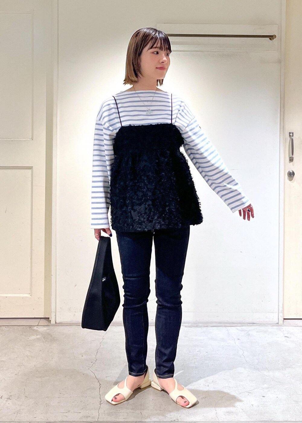 「SAINT JAMES、ウェッソン、ドロップショルダー、ボーダー、KIRYU、redcardtokyo、popup、ハンドバッグ、ブラック、キャミソール、ビスチェ、パンツ、デニム、サンダル、サロンアダムエロペ」｜「SALON adam et rope'のジャガードワンハンドルバッグ（ハンドバッグ、ブラック系）」を使った、michiruさん（レディース・156cm）の春コーディネートの3枚目の写真