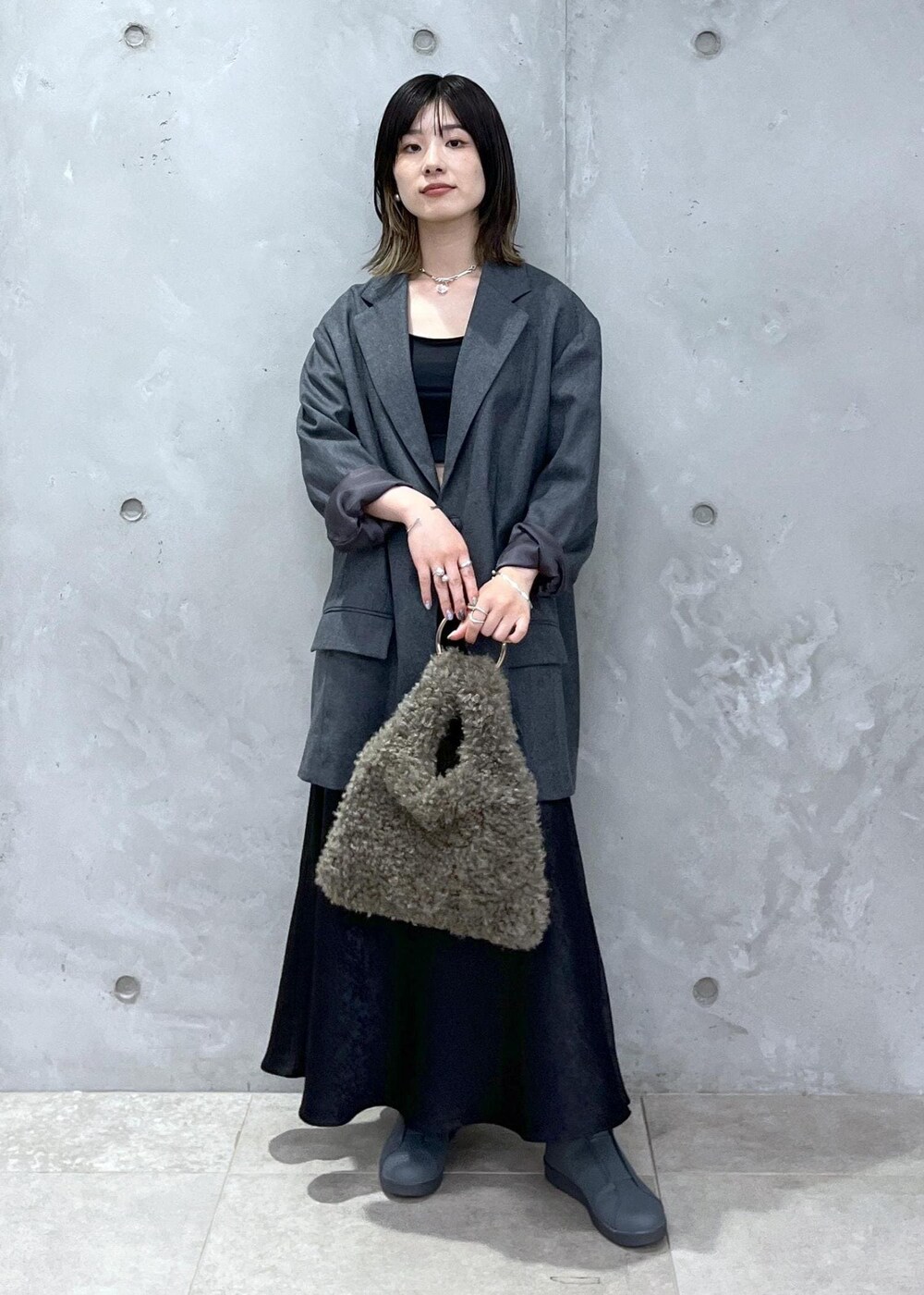 「フラノ、チャコール、サテン、シャイニー、helen Moore、ボア、ブラウン、スニーカー、ブラック、トートバッグ、ジャケット、オーバーサイズ、セットアップ、フレア、フレアスカート」｜「SALON adam et rope'のシャイニーサテンフレアスカート（スカート、ブラック系）」を使った、michiruさん（レディース・156cm）の秋コーディネートの2枚目の写真