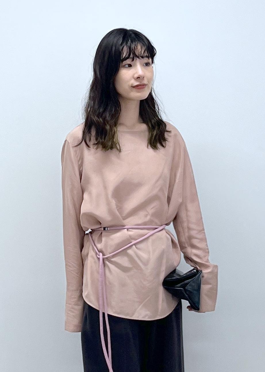 「GENTLE SILK、ピンク、チャコール、ＷＳ、レザー、ブラック、ミニバッグ、extreme cashmere、初秋コーデ、秋コーデ、デートコーデ、お出かけコーデ、旅行コーデ、アウトドアコーデ、パンツスタイル」｜「SALON adam et rope'の[25AW]GENTLE SILK ロングスリーブプルオーバー【セットアップ対応・洗える】（シャツ/ブラウス、ピンク系）」を使った、michiruさん（レディース・156cm）の夏コーディネートの9枚目の写真