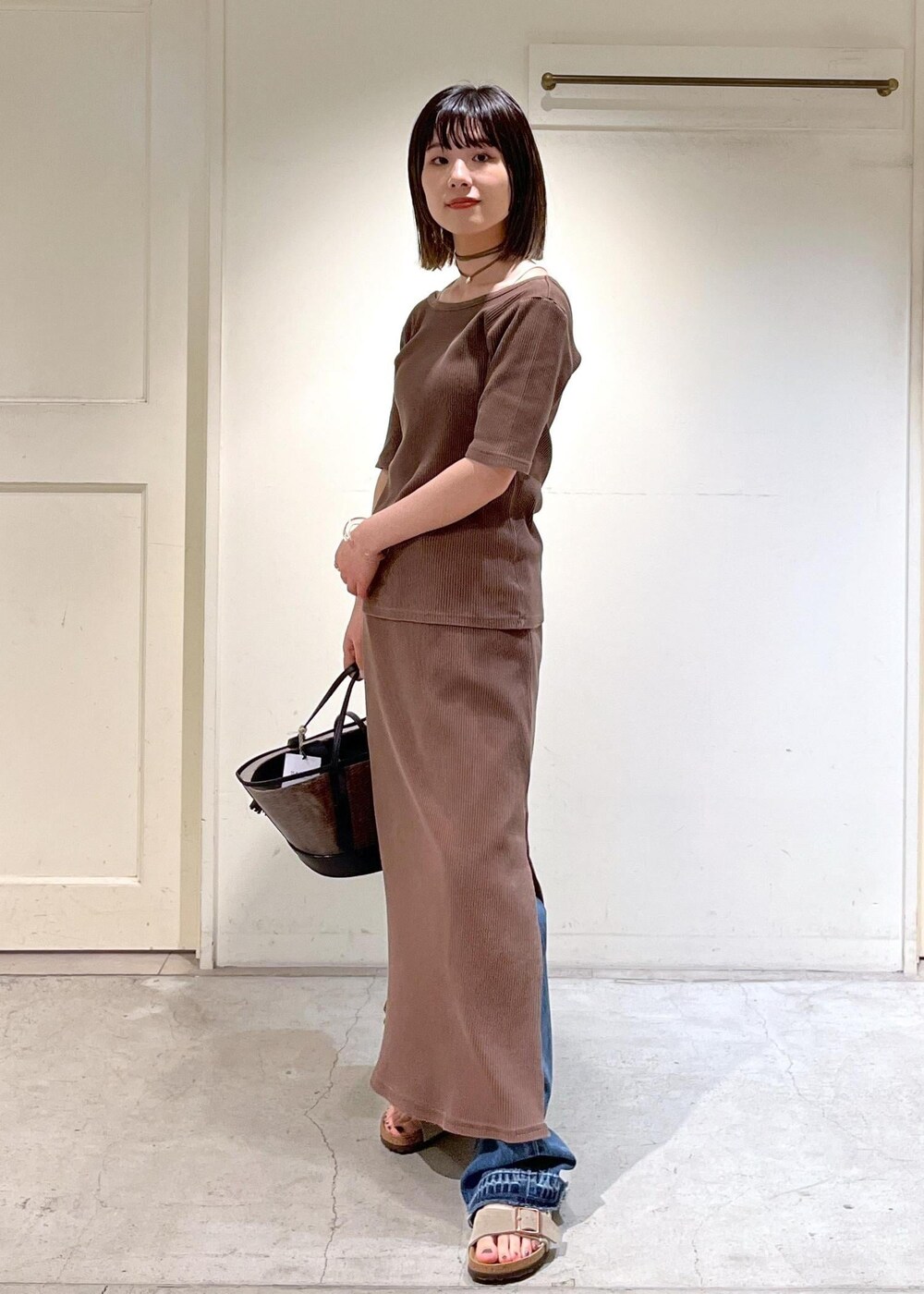 「夏コーデ、デザインTOPS、Tシャツ、スカート、タイトスカート、パンツ、デニム、BIRKENSTOCK、Arizona SFB Suede、BAGMATI、カゴバッグ、クリアバッグ、P.NINA、ネックレス、チョーカー」|「SALON adam et rope'の【追加】COTTON USAセミフレアデニム2(デニムパンツ、ブルー系)」を使った、michiruさん(レディース・156cm)の夏コーディネートの5枚目の写真