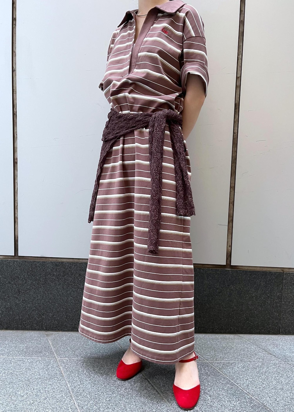 「スペシャルコレクション、ボーダー、ブラウン、レース、シアー、ダークブラウン、レザー、チャーム、初夏コーデ、夏コーデ、デートコーデ、お出かけコーデ、旅行コーデ、女子会コーデ、スポーツミックス」｜「SALON adam et rope'のレースシアートップス［ストレッチ］（その他トップス、ブラウン系）」を使った、michiruさん（レディース・156cm）の夏コーディネートの6枚目の写真