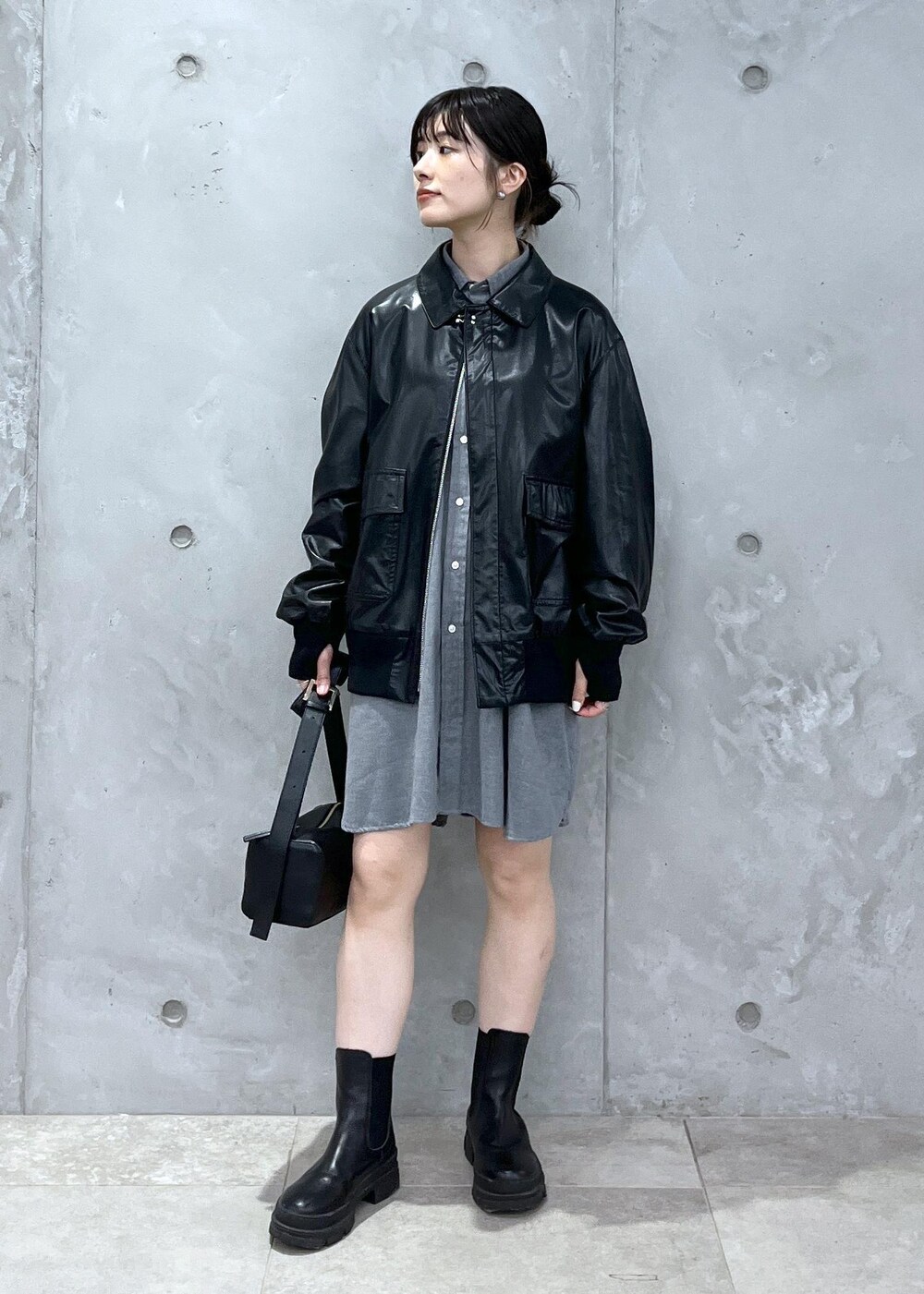 「Americana for SALON、Americana、INDIVIDUALIZED SHIRTS for SALON、INDIVIDUALIZED SHIRTS、REMME、ブラック、レザー、レザーバッグ、グレー、シャツ、シャツワンピース、ショートブーツ、厚底、初秋コーデ、秋コーデ」｜「SALON adam et rope'の【追加】レザーボックスショルダーバッグ（ショルダーバッグ、ブラック系）」を使った、michiruさん（レディース・156cm）の秋コーディネートの2枚目の写真
