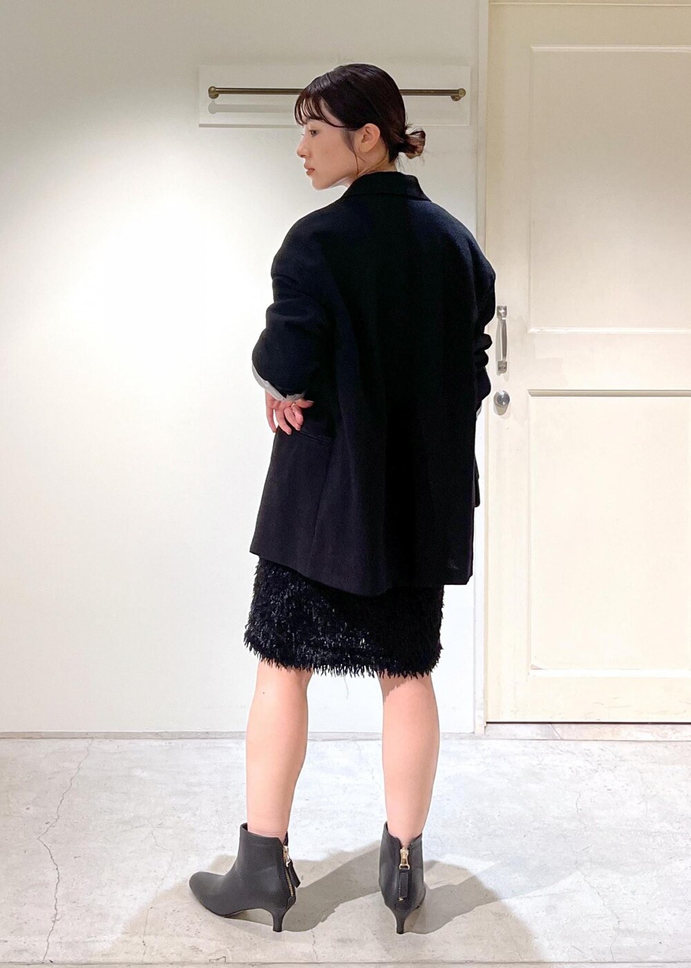 「新作、Americana for SALON、Americana、近江晒、ウール、フェザー、ミニバッグ、クラッチバッグ、REMME、ブラック、ジャケット、オーバーサイズ、ダブルボタン、ブルー、シャツ」|「SALON adam et rope'のフェザーレイヤードスカート/ミニスカート【洗える】(スカート、ブラック系)」を使った、michiruさん(レディース・156cm)の夏コーディネートの4枚目の写真